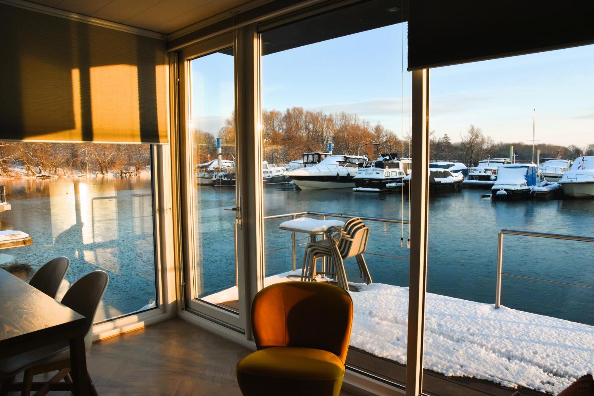 Houseboat Trinidad Hotell Maastricht Eksteriør bilde